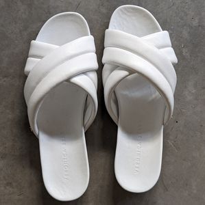 Veronica Beard white leather slides W8